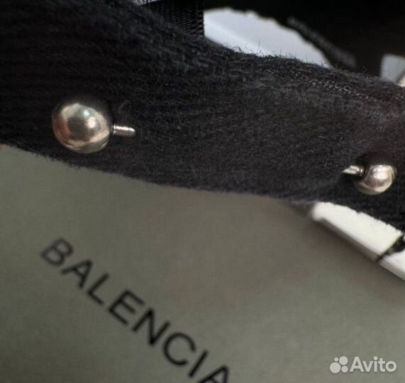 Кепка balenciaga с пирсингом