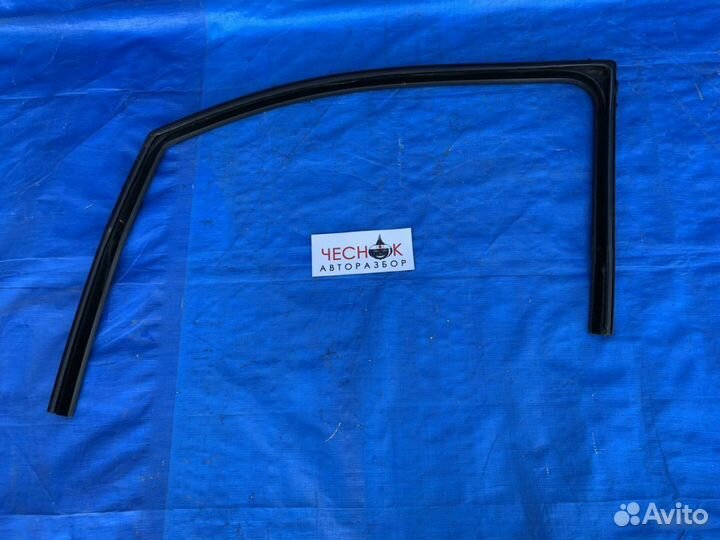 Уплотнитель переднее левого стекла Dodge Caliber