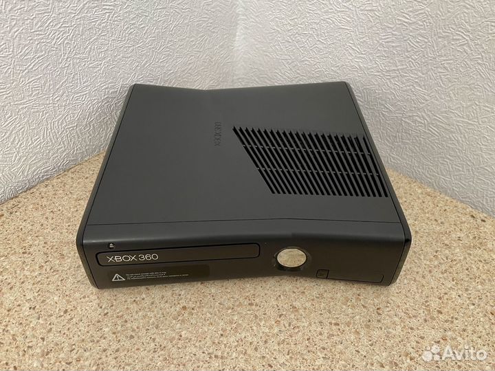 Прошитый Xbox 360 Slim (2 геймпада, кинект, игры)