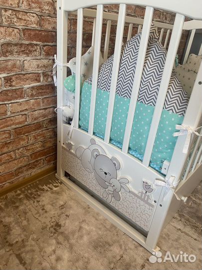 Детская кроватка с маятником