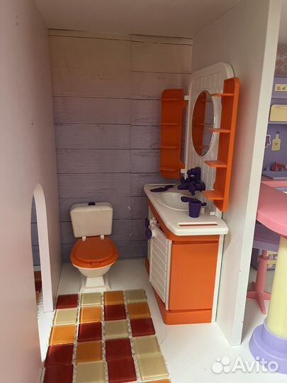 Большой кукольный домик с мебелью