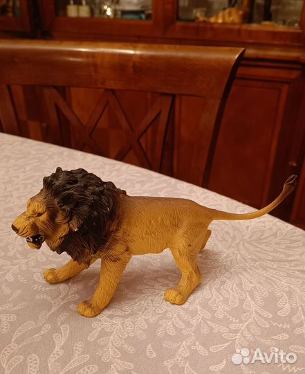 Статуэтки тигр и лев