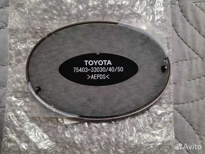 Эмблема toyota camry