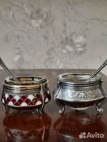 Солонки мельхиоровые и хрустальные