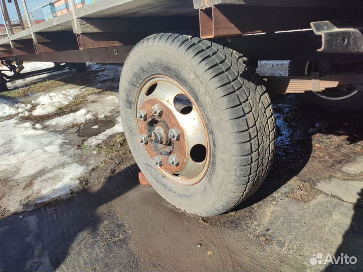 Пчелиные ульи и пчеловодческий прицеп