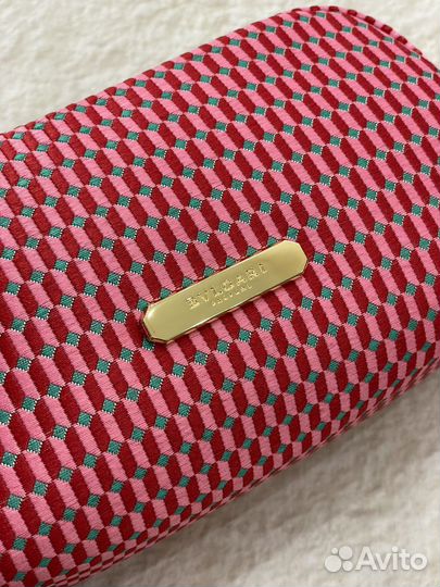 Косметичка bvlgari малинового цвета