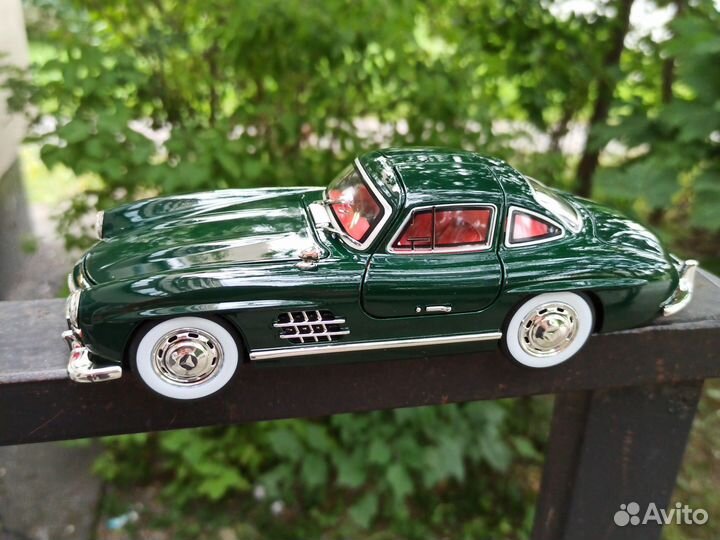 Модель автомобиля Mercedes Benz 300SL изумрудная