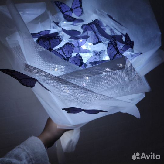Трендовый светящийся букет из бабочек