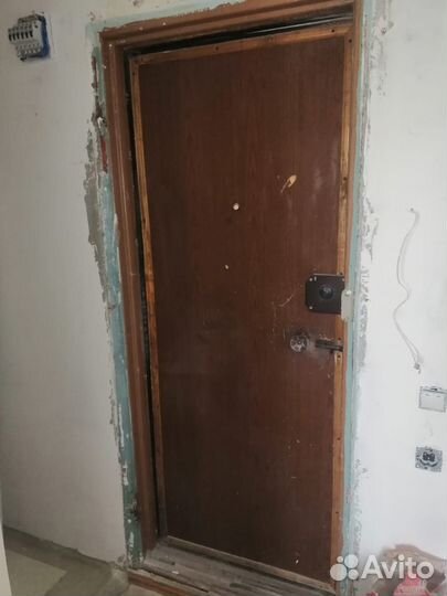 Дверь входная металлическая б/у