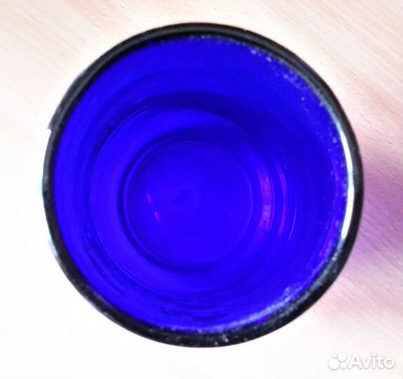 Ваза из синего стекла с росписью в виде цветов