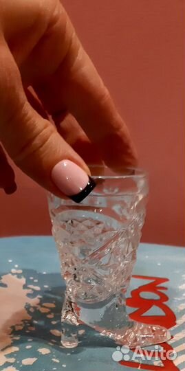 Стеклянные рюмки в виде сапожка