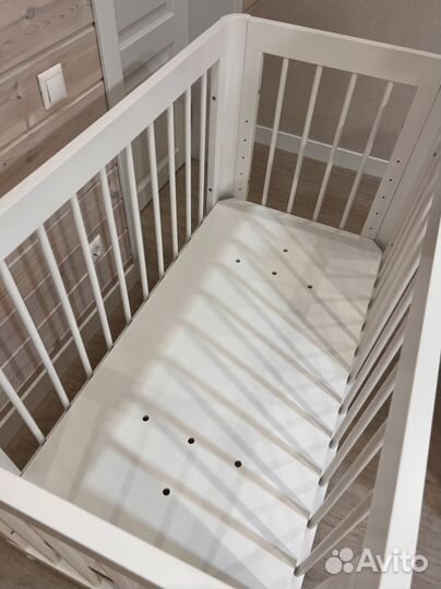Детская кроватка с продольным маятником