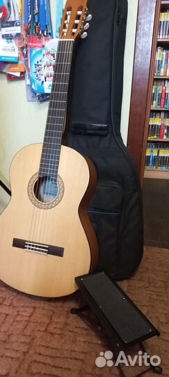 Гитара классическая Yamaha C40 практически новая