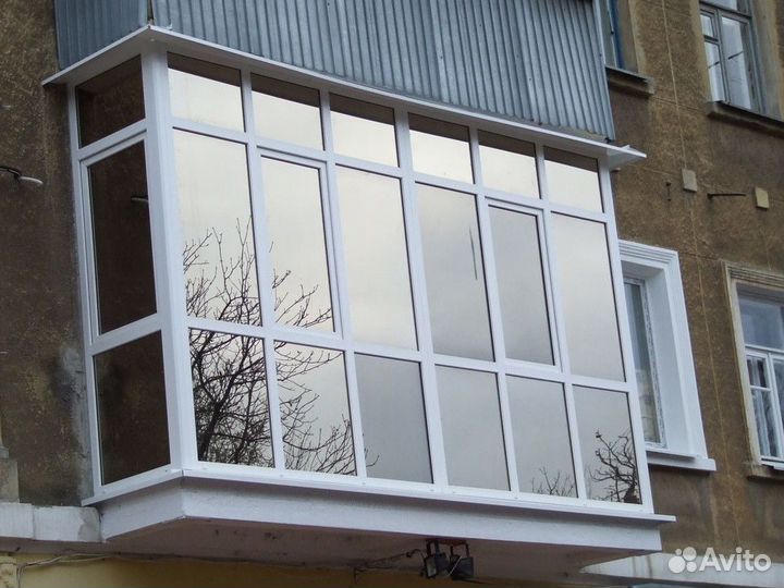Остекление балкона окнами с тонировкой