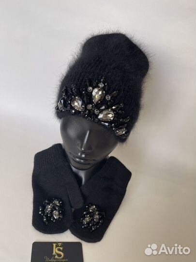 Шапка с вышивкой со стразами