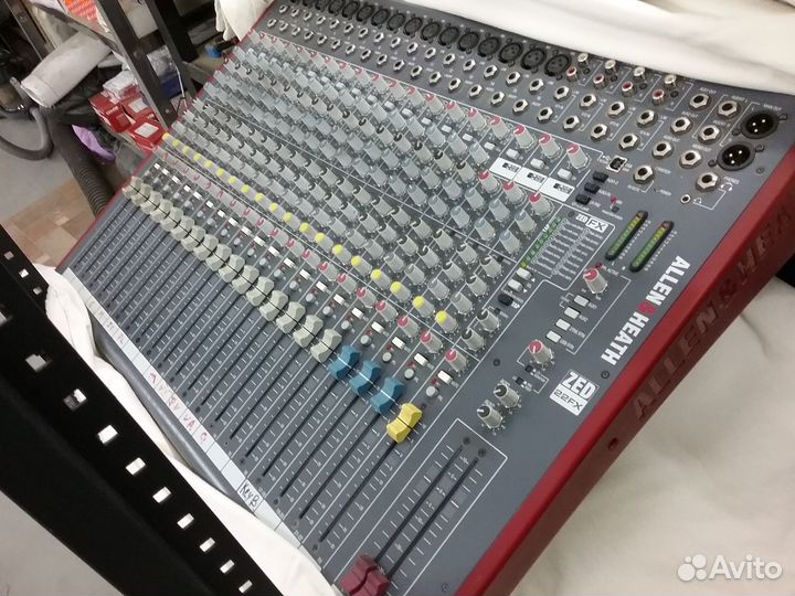 Микшерский пульт Allen Heath ZED 22 FX