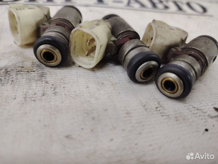 Форсунка топливная 036031AF Volkswagen Audi Skoda