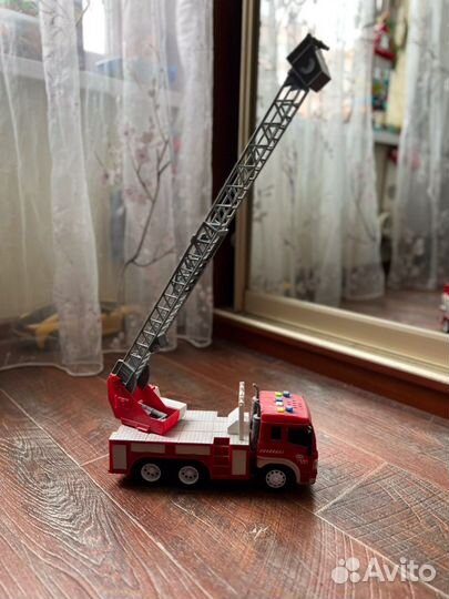 Машина пожарная со звукои и светом