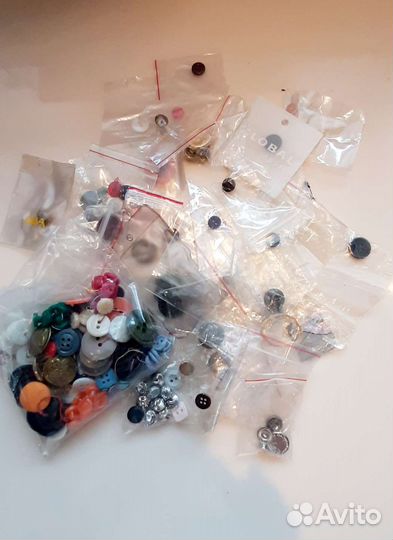 Для рукоделия:Пуговицы, нитки, иголки