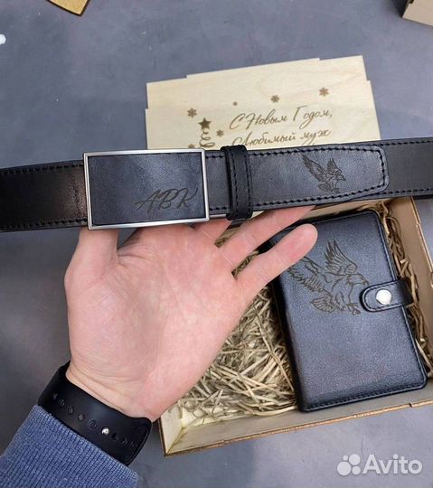 Ремень из кожи с гравировкой на пряжке