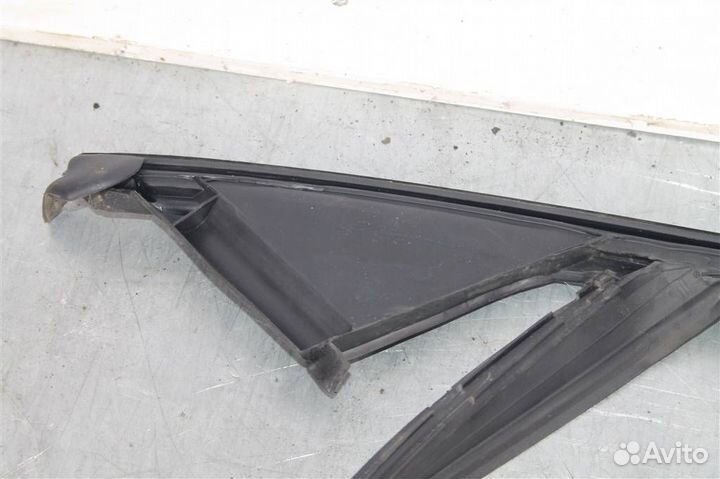 Уплотнитель стекла двери передней правой Volvo X