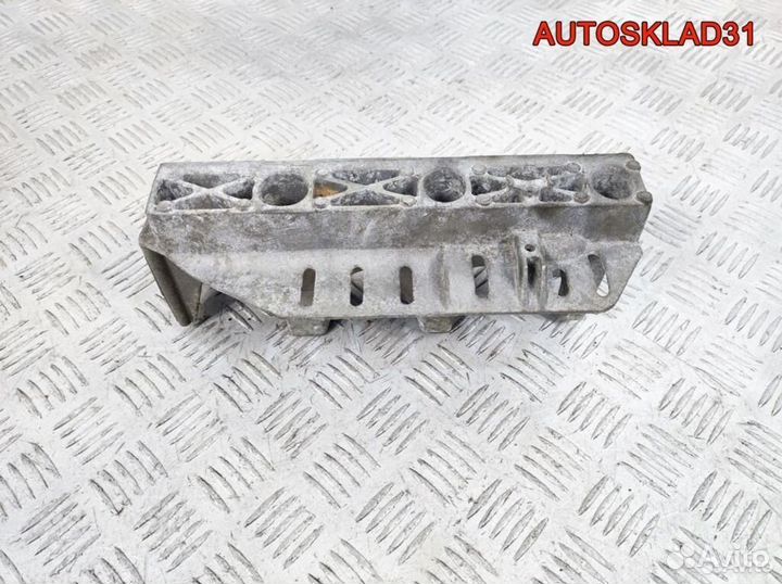 Кронштейн коллектора Renault Scenic F4R 7700110112