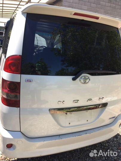 Крышка багажника Toyota Noah 2002, AZR 60 65