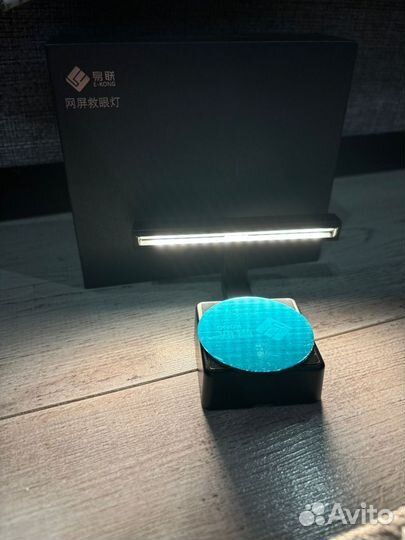 Подвесной светильник для телефона