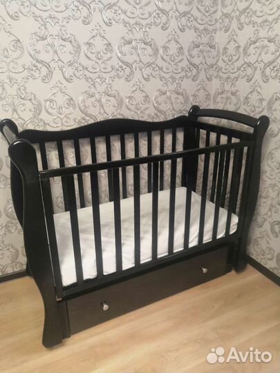 Детская кроватка с маятником и ящиком с матрасом