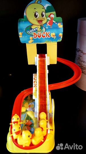 Игрушка утки на прогулке