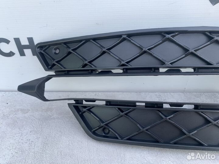 Решетка переднего бампера Mercedes A2048851353