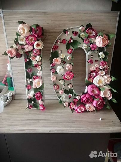 Объемная цифра из цветов