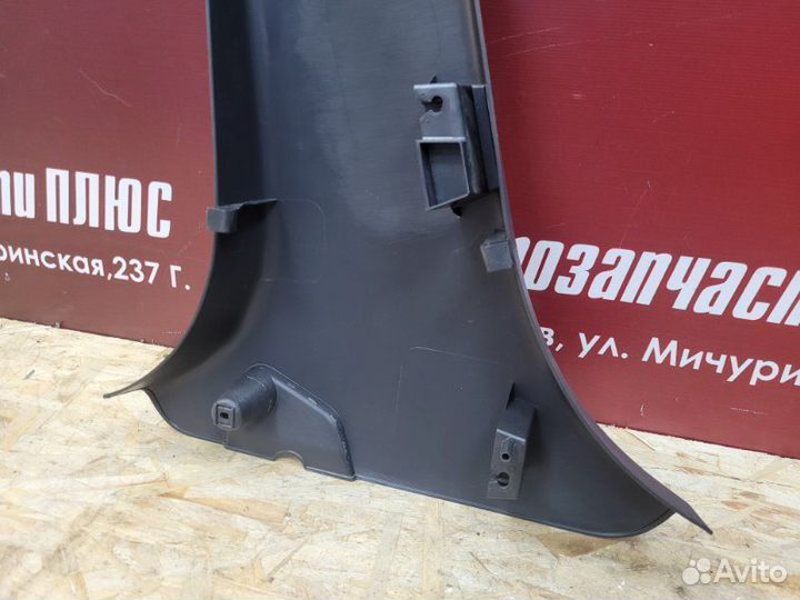 Обшивка средней стойки правая Renault Logan