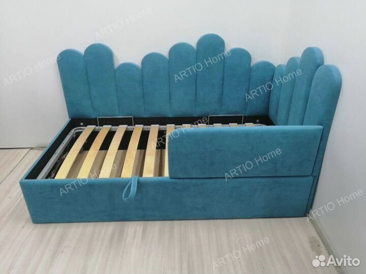 Кровать для детей с мягкой спинкой