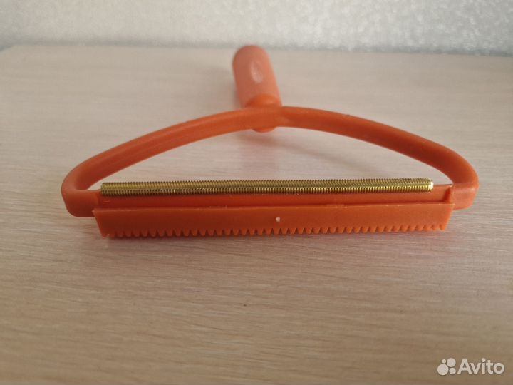 Щётка скребок для чистки одежды и ковров