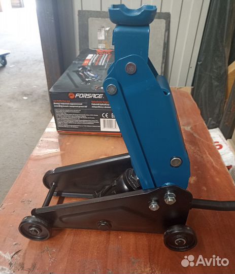 Домкрат новый подкатной 2.5тонны подъём 40см