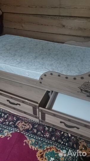Кровать односпальная с ящиками и матрасом