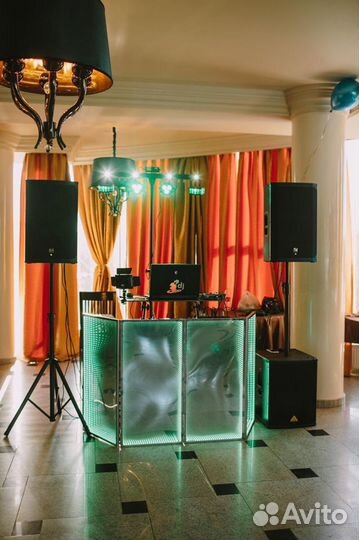 Диджей с оборудованием