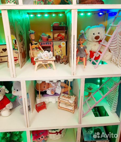 Большой кукольный домик с мебелью
