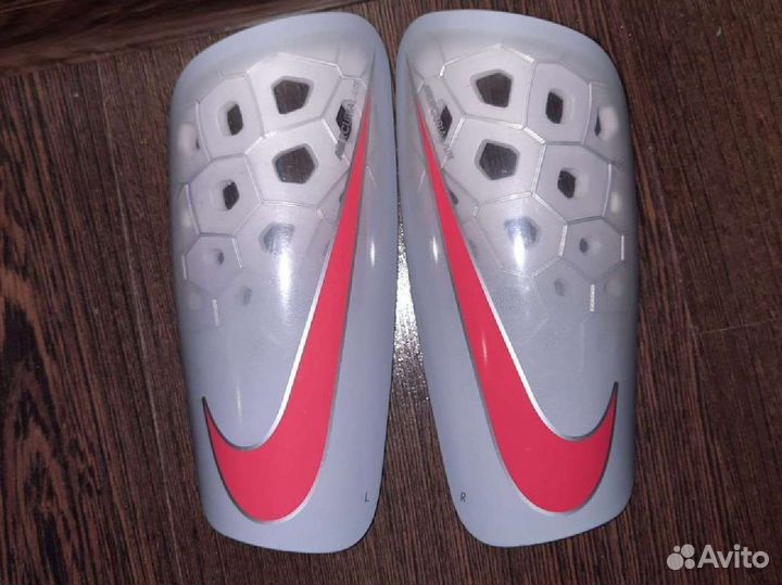 Футбольные щитки новые