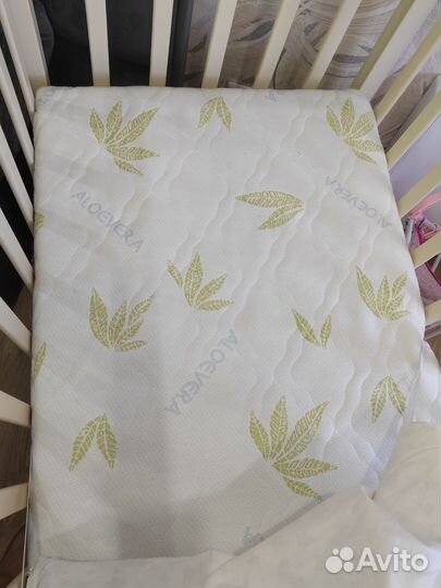 Детская кроватка с маятником и ящиком