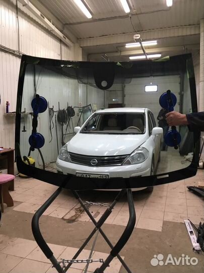 Лобовое стекло на Nissan Tiida