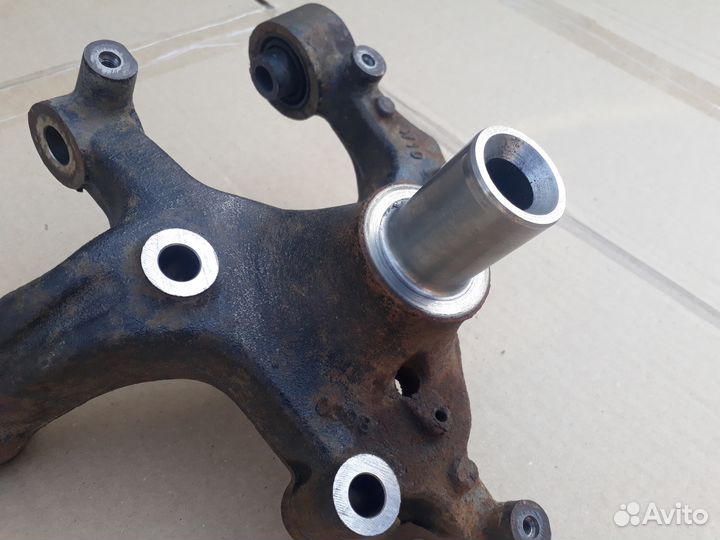 Кулак поворотный задний левый Jetta 5,6, Passat B7