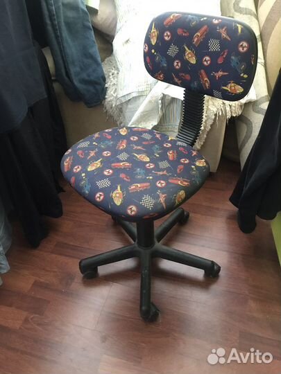 Компьютерное кресло на колесиках с механизмом