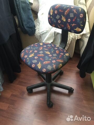 Компьютерное кресло на колесиках с механизмом