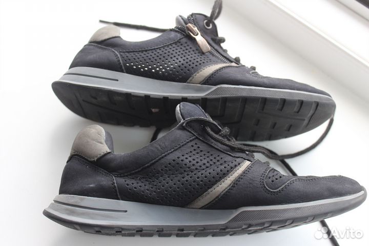 Кроссовки школьные