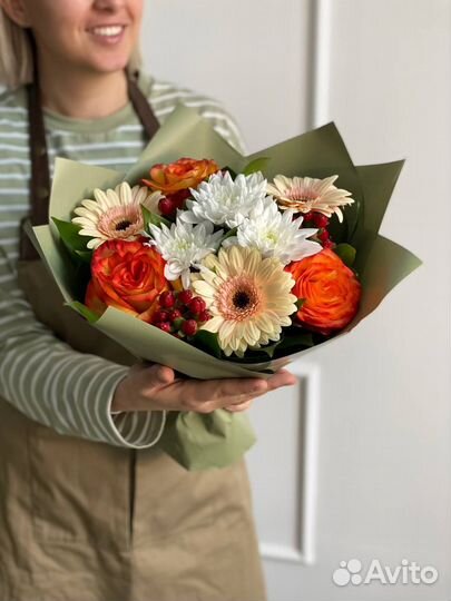 Букет с белой хризантемой и герберами