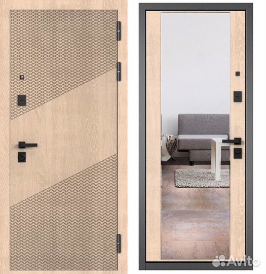 Входная дверь в квартиру с зеркалом