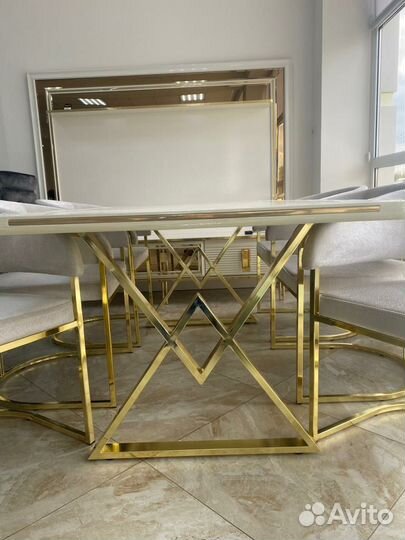 Стол и стулья