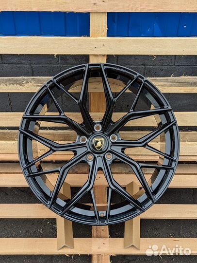 Кованые диски GT Forged R22 на Lamborghini Urus